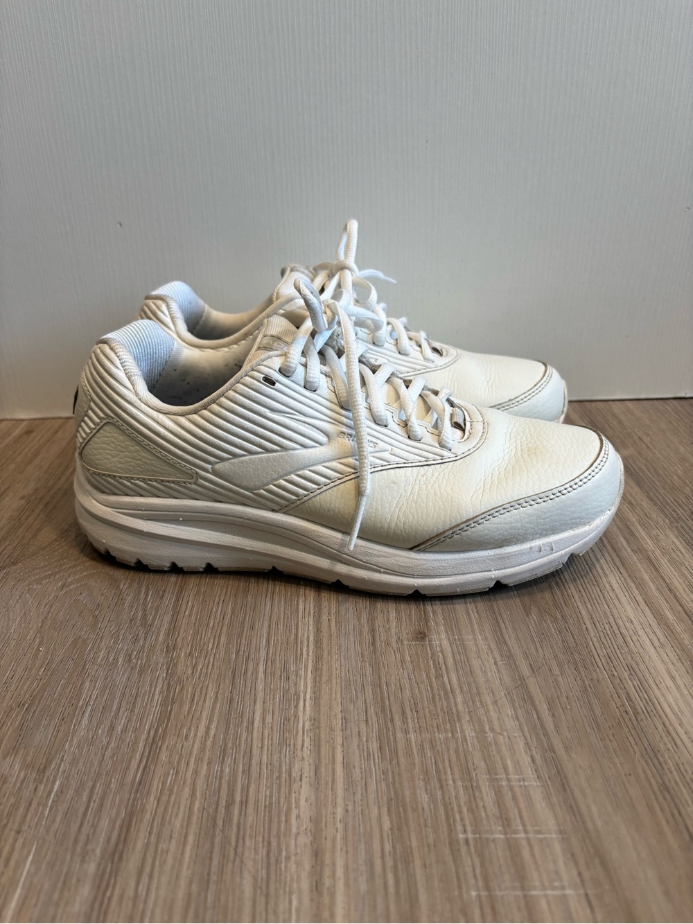 Brooks Addiction Walker 2 1203071D142 Women's Wide Sneakers White Size 8.5 D